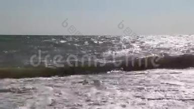 海浪。 克里米亚海。 晴朗天气下的高浪。 暴风雨警报。 干净的海滩。 沙滩和贝壳